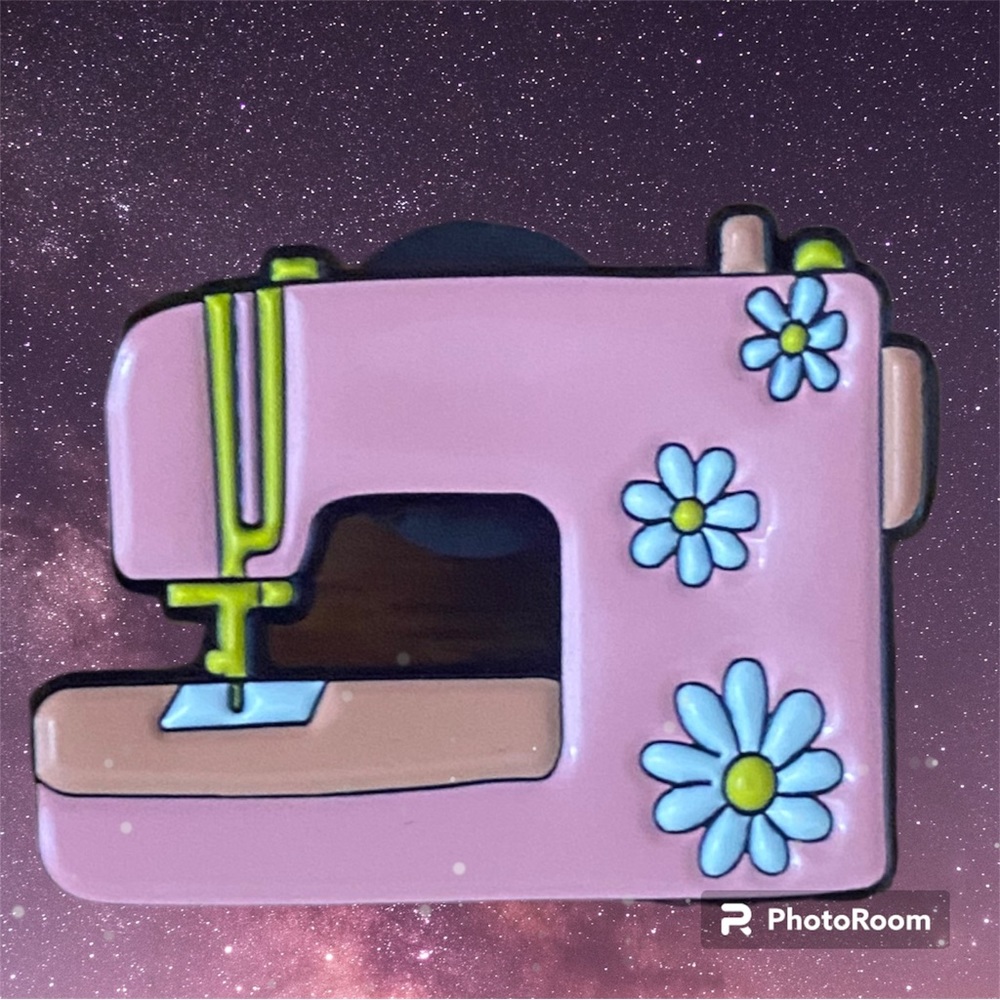 Sewing machine enamel pin